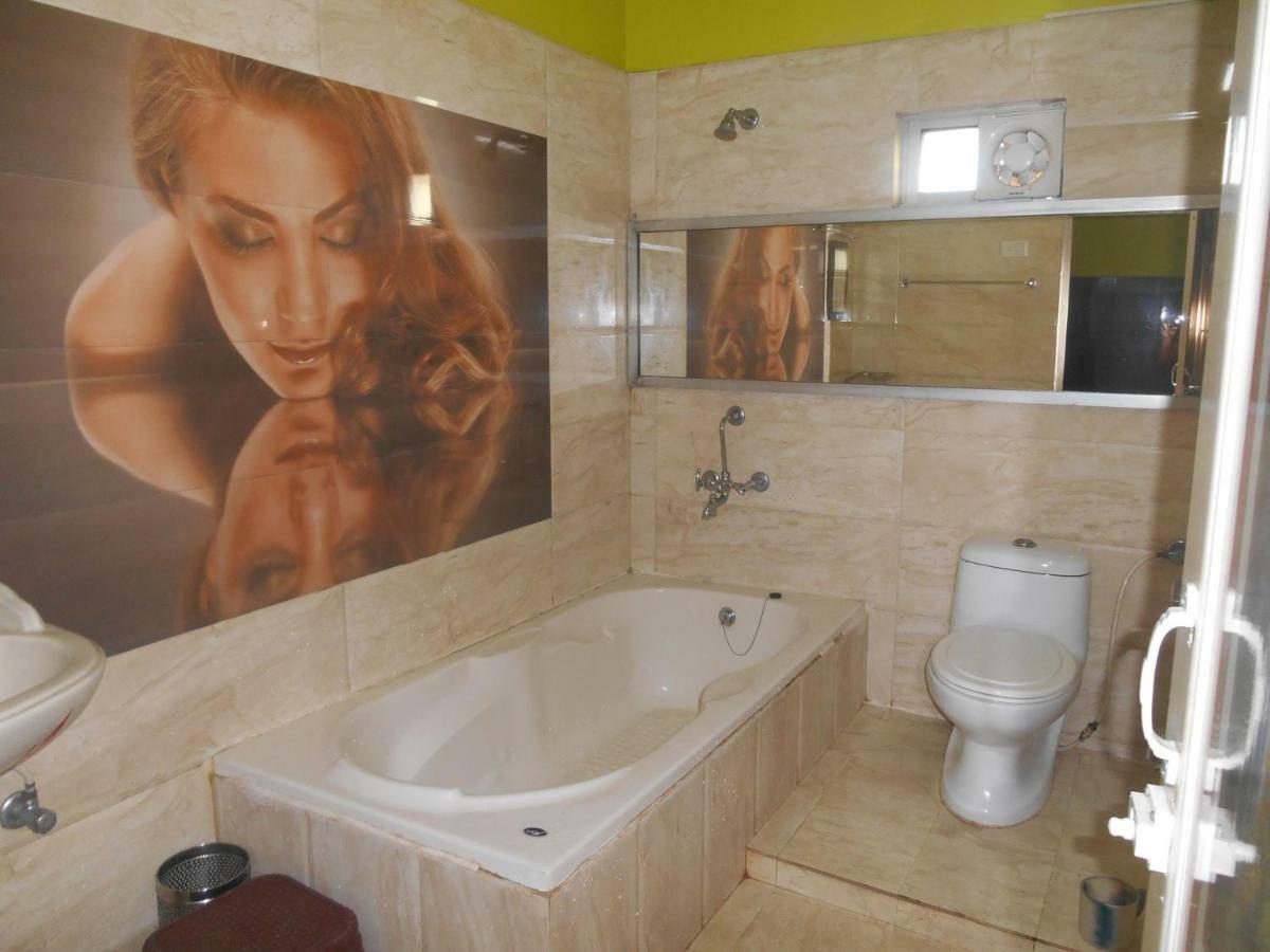 Hotel Surja Laxmi Raiganj Bagian luar foto