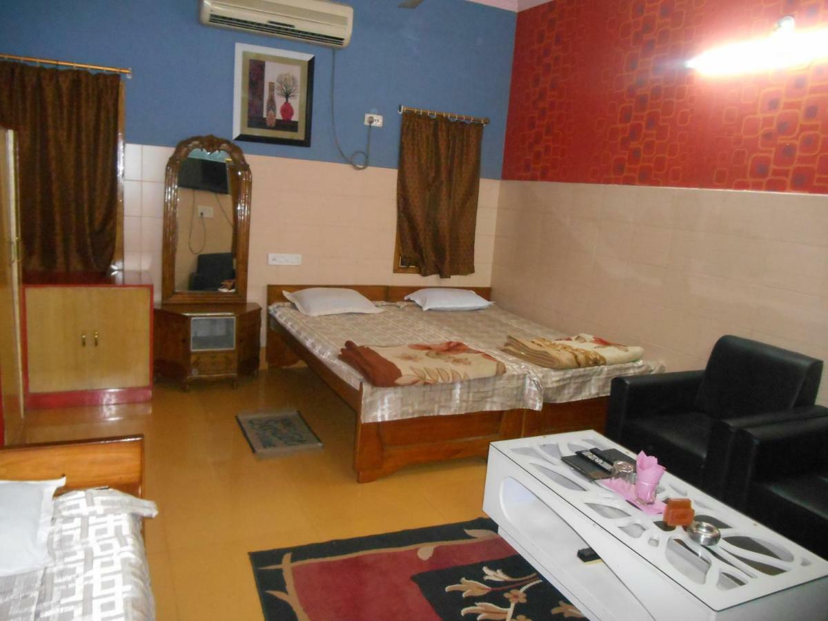 Hotel Surja Laxmi Raiganj Bagian luar foto