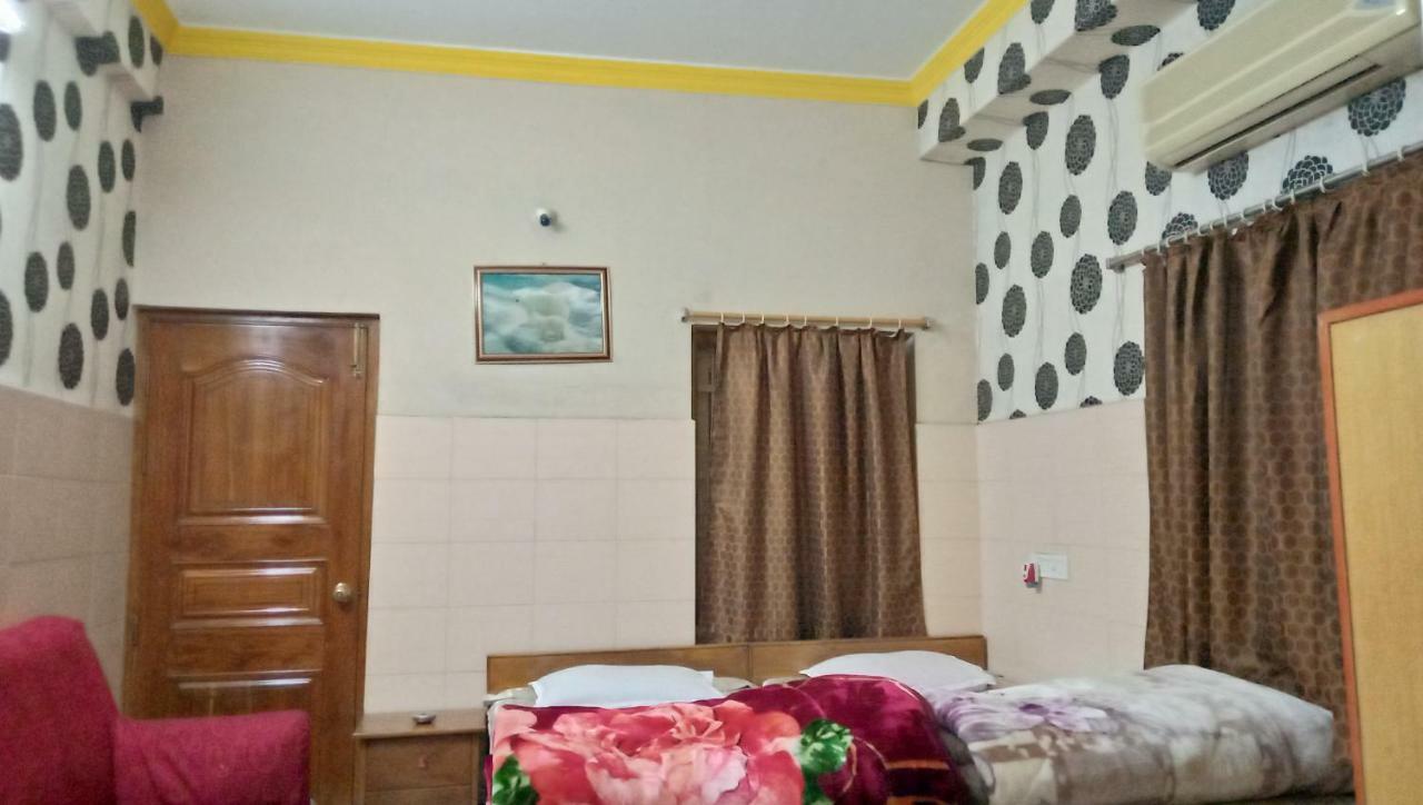 Hotel Surja Laxmi Raiganj Bagian luar foto
